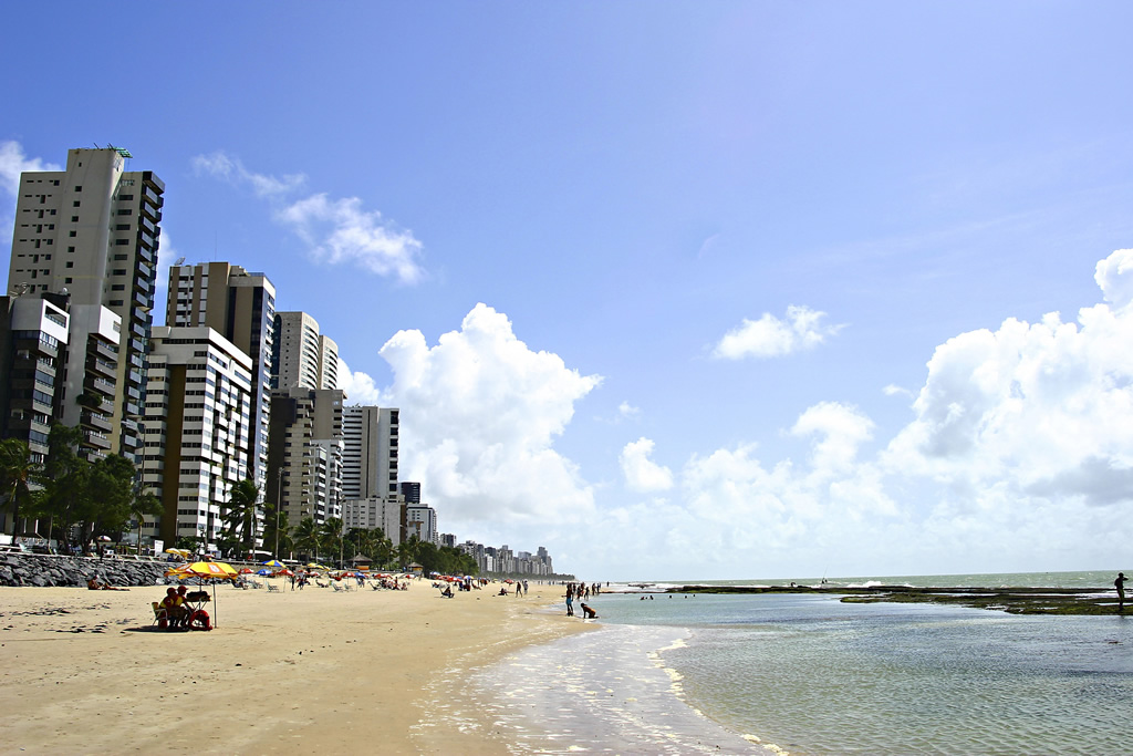 Não é recomendado ultrapassar a barreira de recifes em toda a costa da capital de Pernambuco, pois há risco de ataque de tubarões