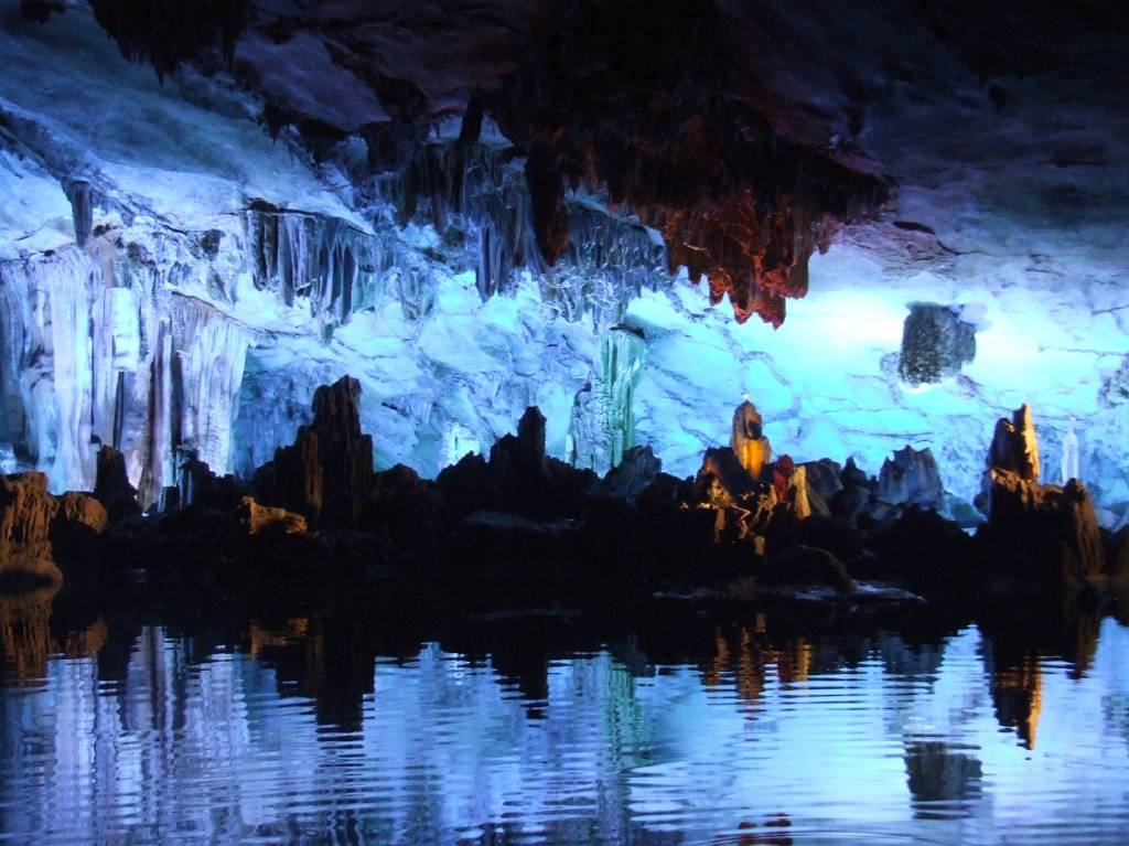 Caverna Reed Flute, na China, com lago refletindo as estalagmites