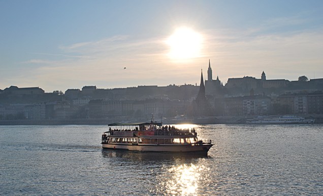 Pôr do sol no Rio Danúbio, <a href="https://viajeaqui.abril.com.br/cidades/hungria-budapeste" rel="Budapeste" target="_self">Budapeste</a>, <a href="https://viajeaqui.abril.com.br/paises/hungria" rel="Hungria" target="_self">Hungria</a>