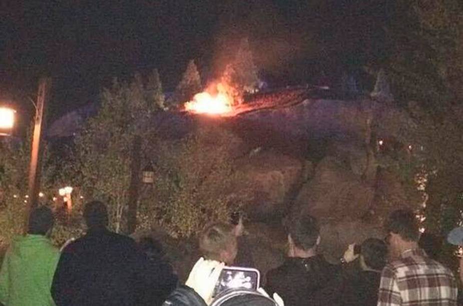 Uma pessoa presente no momento postou uma foto no Instagram com a legenda: "Seven Dwarfs Mine train ride in WDW has caught fire due to a firework remain from the fireworks show. Breaks my heart" (Trem da mina dos Sete Anões, na Disney, pegou fogo por causa causa do show pirotecnico. Isso parte meu coração) Uma pessoa presente no momento postou uma foto no Instagram com a legenda: "Seven Dwarfs Mine train ride in WDW has caught fire due to a firework remain from the fireworks show. Breaks my heart" (Trem da mina dos Sete Anões, na Disney, pegou fogo por causa causa do show pirotecnico. Isso parte meu coração)
