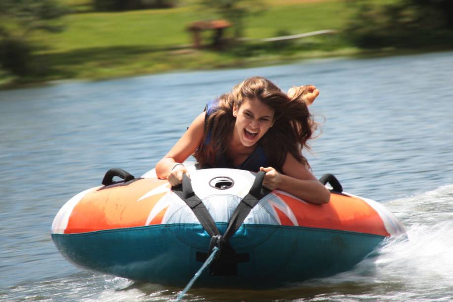 <strong>República Lago Acampamento - Leme, SP</strong>O Acampamento República Lago fica em uma fazenda de 96 hectares em Leme, no interior de São Paulo. Os monitores organizam uma programação especial para os campistas de julho, com gincanas e atividades.<br /><br />Entre as atrações, piscina, quadras poliesportivas, além de um lago que permite que as crianças nadem, façam o aquajump, pulando na água de uma boia gigante. Tirolesa, arvorismo, trampolim acrobático, futelama (futebol na lama), passeios de bicicleta e outras atividades também são aproveitadas pelas crianças.<br /><br />Pacotes:<br />O acampamento tem três temporadas para julho, a primeira de 7 a 12, por R$2.120, a segunda de 13 a 20, por R$2.780, e a terceira de 21 a 27 de julho, por R$2.450. Os valores podem ser parcelados em quatro vezes, com juros.<br /><br />Mais informações:<br />Telefone: (11) 3818-6600<br />E-mail: <a href="https://replago@replago.com.br" rel="replago@replago.com.br" target="_blank">replago@replago.com.br</a><br />Site: <a href="https://www.replago.com.br" rel="www.replago.com.br" target="_blank">www.replago.com.br</a> <strong>República Lago Acampamento - Leme, SP</strong>O Acampamento República Lago fica em uma fazenda de 96 hectares em Leme, no interior de São Paulo. Os monitores organizam uma programação especial para os campistas de julho, com gincanas e atividades.<br /><br />Entre as atrações, piscina, quadras poliesportivas, além de um lago que permite que as crianças nadem, façam o aquajump, pulando na água de uma boia gigante. Tirolesa, arvorismo, trampolim acrobático, futelama (futebol na lama), passeios de bicicleta e outras atividades também são aproveitadas pelas crianças.<br /><br />Pacotes:<br />O acampamento tem três temporadas para julho, a primeira de 7 a 12, por R$2.120, a segunda de 13 a 20, por R$2.780, e a terceira de 21 a 27 de julho, por R$2.450. Os valores podem ser parcelados em quatro vezes, com juros.<br /><br />Mais informações:<br />Telefone: (11) 3818-6600<br />E-mail: <a href="https://replago@replago.com.br" rel="replago@replago.com.br" target="_blank">replago@replago.com.br</a><br />Site: <a href="https://www.replago.com.br" rel="www.replago.com.br" target="_blank">www.replago.com.br</a>