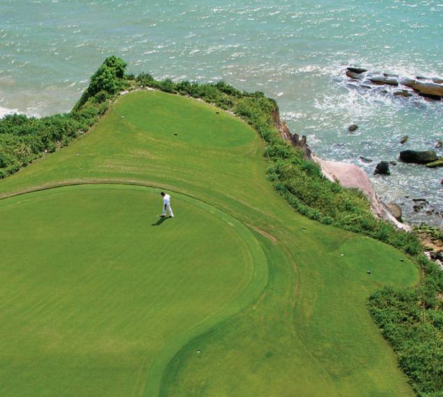 Aberto aos golfistas do Club Med, o green do Terravista flerta com as bordas da falésia Aberto aos golfistas do Club Med, o green do Terravista flerta com as bordas da falésia