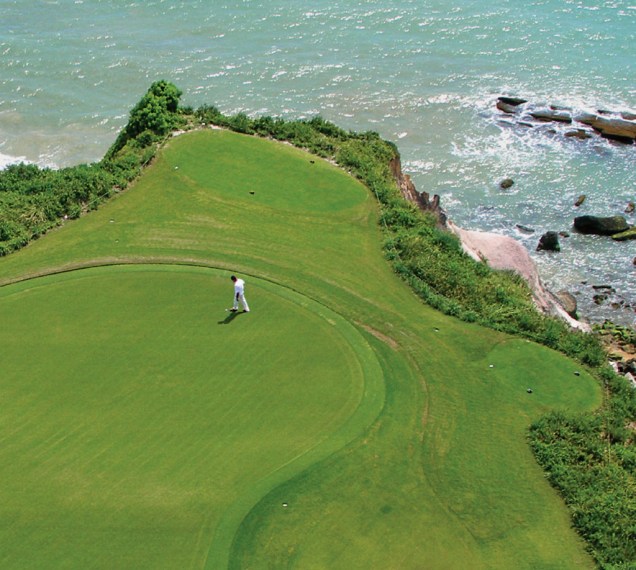 Aberto aos golfistas do Club Med, o green do Terravista flerta com as bordas da falésia