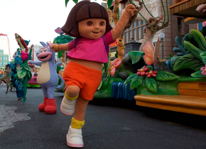 A personagem Dora na parada dos personagens