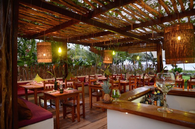 Salão do restaurante Tuyn, que tem ambiente romântico e camarões assados no cardápio