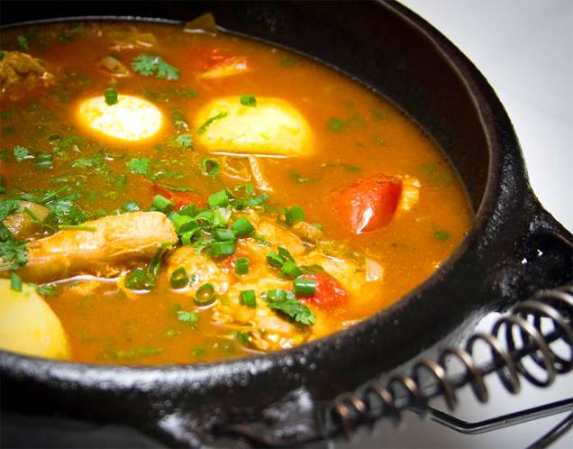 <strong><a href="https://viajeaqui.abril.com.br/estabelecimentos/br-ma-sao-luis-restaurante-cabana-do-sol-001" rel="Restaurante Cabana do Sol" target="_blank">Restaurante Cabana do Sol</a>, <a href="https://viajeaqui.abril.com.br/cidades/br-ma-sao-luis" rel="São Luís" target="_self">São Luís</a>, <a href="https://viajeaqui.abril.com.br/estados/br-maranhao" rel="Maranhão" target="_self">Maranhão</a></strong> O foco do restaurante é apostar na fartura da comida maranhense: os pratos individuais, por exemplo, servem duas pessoas facilmente. Os destaques ficam por conta da <strong>caldeirada maranhense</strong>, o mexido de carangueijo e o peixe à escabeche. Mas é na carne de sol que está a força da casa, que pode ser servida em cinco versões: miolo de alcatra, picanha, filé mignon, carneiro e leitão <em><a href="https://www.booking.com/city/br/sao-luis.pt-br.html?aid=332455&label=viagemabril-restaurantes-no-nordeste" rel="Veja preços de hotéis em São Luís no Booking.com" target="_blank">Veja preços de hotéis em São Luís no Booking.com</a></em> <strong><a href="https://viajeaqui.abril.com.br/estabelecimentos/br-ma-sao-luis-restaurante-cabana-do-sol-001" rel="Restaurante Cabana do Sol" target="_blank">Restaurante Cabana do Sol</a>, <a href="https://viajeaqui.abril.com.br/cidades/br-ma-sao-luis" rel="São Luís" target="_self">São Luís</a>, <a href="https://viajeaqui.abril.com.br/estados/br-maranhao" rel="Maranhão" target="_self">Maranhão</a></strong> O foco do restaurante é apostar na fartura da comida maranhense: os pratos individuais, por exemplo, servem duas pessoas facilmente. Os destaques ficam por conta da <strong>caldeirada maranhense</strong>, o mexido de carangueijo e o peixe à escabeche. Mas é na carne de sol que está a força da casa, que pode ser servida em cinco versões: miolo de alcatra, picanha, filé mignon, carneiro e leitão <em><a href="https://www.booking.com/city/br/sao-luis.pt-br.html?aid=332455&label=viagemabril-restaurantes-no-nordeste" rel="Veja preços de hotéis em São Luís no Booking.com" target="_blank">Veja preços de hotéis em São Luís no Booking.com</a></em>
