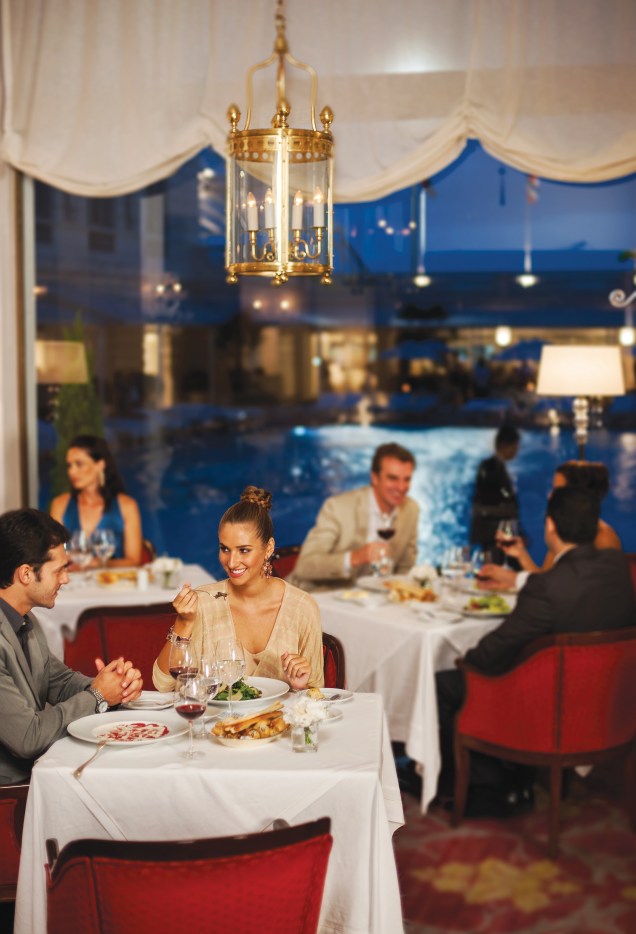 Hóspedes e clientes jantam no Cipriani, um dos restaurantes do Belmond Copacabana Palace, Rio de Janeiro (RJ)