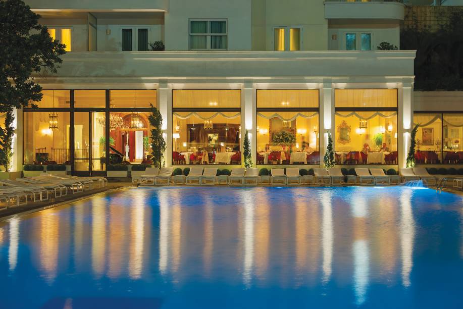 Vista para o Cipriani a partir da piscina do Belmond Copacabana Palace, no Rio de Janeiro (RJ)