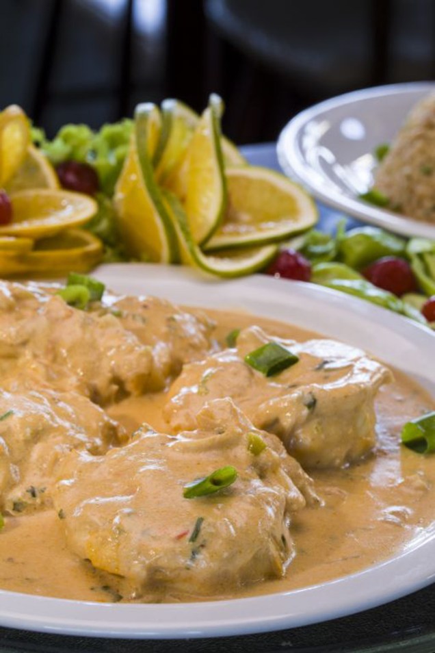 O restaurante Ondaluza, localizado no <a href="https://viajeaqui.abril.com.br/estabelecimentos/br-al-maragogi-hospedagem-albacora-praia" rel="Albacora Praia Hotel"><strong>Albacora Praia Hotel</strong></a>, oferece a Lagosta ao Toque do Chef (R$ 66 com desconto) no 3.º Festival Gastronômico da Lagosta de Maragogi e Japaratinga. Para elaborar a receita, o chef Adiel Ferreira acrescentou mais um crustáceo, o camarão, e apostou em temperos regionais. O restaurante Ondaluza, localizado no <a href="https://viajeaqui.abril.com.br/estabelecimentos/br-al-maragogi-hospedagem-albacora-praia" rel="Albacora Praia Hotel"><strong>Albacora Praia Hotel</strong></a>, oferece a Lagosta ao Toque do Chef (R$ 66 com desconto) no 3.º Festival Gastronômico da Lagosta de Maragogi e Japaratinga. Para elaborar a receita, o chef Adiel Ferreira acrescentou mais um crustáceo, o camarão, e apostou em temperos regionais.