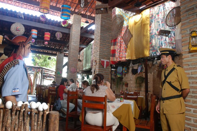 O restaurante Parraxaxá, em Recife, é decorado com elementos da cultura nordestina e tem garçons vestidos de cangaceiros
