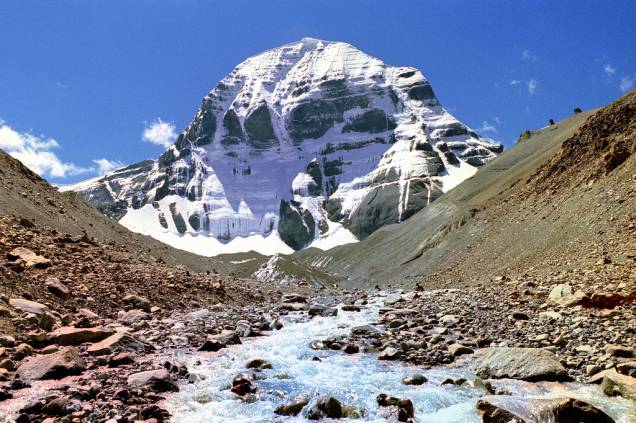 <strong>Monte Kailash, Tibete, China</strong><br />A pirâmide nevada do Monte Kailash é considerada um local sagrado para cinco religiões. As águas de seu degelo servem de nascente para vários rios santos, como Brahmaputra, Indo e o Ganges (através de seu afluente Karnali). Tal é sua importância que escalá-lo é um tabu. Quando foi concedida uma permissão especial a Reinhold Messner – o primeiro homem a conquistar os 14 picos de mais de oito mil metros e a subir sozinho o Everest sem oxigênio suplementar –, ele simplesmente se negou. O entorno da montanha é muito visitado por seguidores do budismo, jainismo e hinduísmo.<br /> 