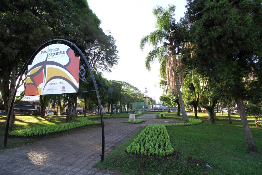 <strong><a href="https://viajeaqui.abril.com.br/estabelecimentos/br-pr-curitiba-atracao-batel-soho" rel="Batel Soho">Batel Soho</a>:</strong> lojas, cafés, e restaurantes ao redor da Praça da Espanha renderam à região o apelido de Batel Soho, em alusão a o bairro Palermo Soho, de Buenos Aires. Para fazer compras, a loja de decoração Tienda e o Empório Fabiano Marcolini Alimentari têm prateleiras tentadoras. À Noite, o La Pasta Gialla e o pata Negra colocam mesas na calçada, e a Cervejaria Devassa lota. Aos Sábados há feira de antiguidades das 10h às 17h.  <strong><a href="https://viajeaqui.abril.com.br/estabelecimentos/br-pr-curitiba-atracao-batel-soho" rel="Batel Soho">Batel Soho</a>:</strong> lojas, cafés, e restaurantes ao redor da Praça da Espanha renderam à região o apelido de Batel Soho, em alusão a o bairro Palermo Soho, de Buenos Aires. Para fazer compras, a loja de decoração Tienda e o Empório Fabiano Marcolini Alimentari têm prateleiras tentadoras. À Noite, o La Pasta Gialla e o pata Negra colocam mesas na calçada, e a Cervejaria Devassa lota. Aos Sábados há feira de antiguidades das 10h às 17h.