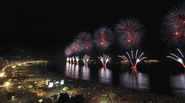 Um dos lugares mais emblemáticos do mundo para vivenciar uma festa de Réveillon é em <a href="https://viajeaqui.abril.com.br/estabelecimentos/br-rj-rio-de-janeiro-atracao-praia-de-copacabana" rel="Copacabana" target="_blank">Copacabana</a>, no Rio de Janeiro – na virada do ano, ocorre um grande show de fogos de artifício, que a multidão vestida de branco acompanha a pirotecnia das areias da praia