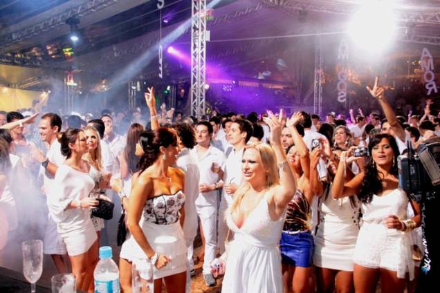 <strong>Arena Summer Jurerê – Florianópolis (SC)</strong><br /> O Réveillon Première 2013 acontecerá na Arena Summer Jurerê, em <a href="https://www.reveillonpremiere.com" rel="Jurerê Internacional" target="_self">Jurerê Internacional</a>. Neste ano, a festa traz o DJ australiano Goodwill, conhecido pelo hit <em>Take You Higher</em>, além de outros DJs da cena nacional. O cardápio da noite foi elaborado por Eudes Rampinelli, chef residente do cocktail bar The Double Seven, e ainda oferece sistema de open bar. A noite terá show de fogos na virada e, ao raiar do dia, café da manhã. Ingressos: R$ 350 para mulheres e R$ 700 para homens.<br /> <strong>Onde:</strong> Alameda César Nascimento, 500, Jurerê; <strong>tel.:</strong> (48) 3232-2298 <strong>Arena Summer Jurerê – Florianópolis (SC)</strong><br /> O Réveillon Première 2013 acontecerá na Arena Summer Jurerê, em <a href="https://www.reveillonpremiere.com" rel="Jurerê Internacional" target="_self">Jurerê Internacional</a>. Neste ano, a festa traz o DJ australiano Goodwill, conhecido pelo hit <em>Take You Higher</em>, além de outros DJs da cena nacional. O cardápio da noite foi elaborado por Eudes Rampinelli, chef residente do cocktail bar The Double Seven, e ainda oferece sistema de open bar. A noite terá show de fogos na virada e, ao raiar do dia, café da manhã. Ingressos: R$ 350 para mulheres e R$ 700 para homens.<br /> <strong>Onde:</strong> Alameda César Nascimento, 500, Jurerê; <strong>tel.:</strong> (48) 3232-2298
