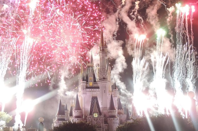 No Castelo da Cinderela, na Disney, é Réveillon todo dia