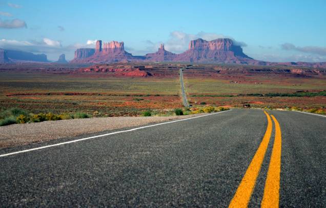 <strong>14. Route 163, Estados Unidos </strong>Em seus pouco mais de cem quilômetros, a US Highway 163, na divisa dos estados de Utah e Arizona, corta as formações rochosas do Monument Valley