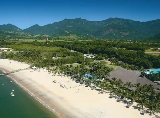 O resort fica de frente para a baía da Ilha Grande e cercado por montanhas.