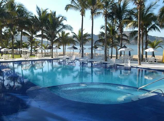 Adultos e crianças podem relaxar e brincar nas piscinas Adultos e crianças podem relaxar e brincar nas piscinas