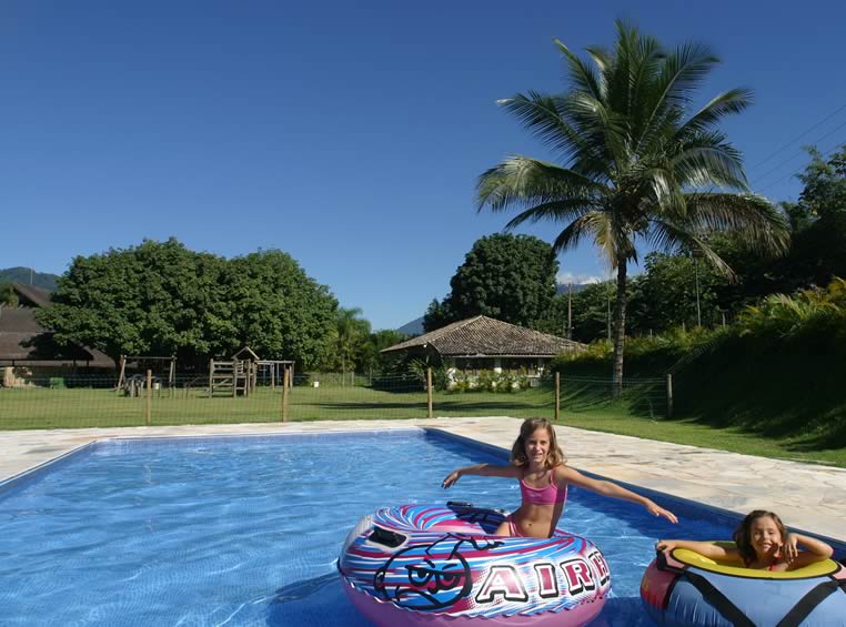 Piscinas e playground divertem a garotada