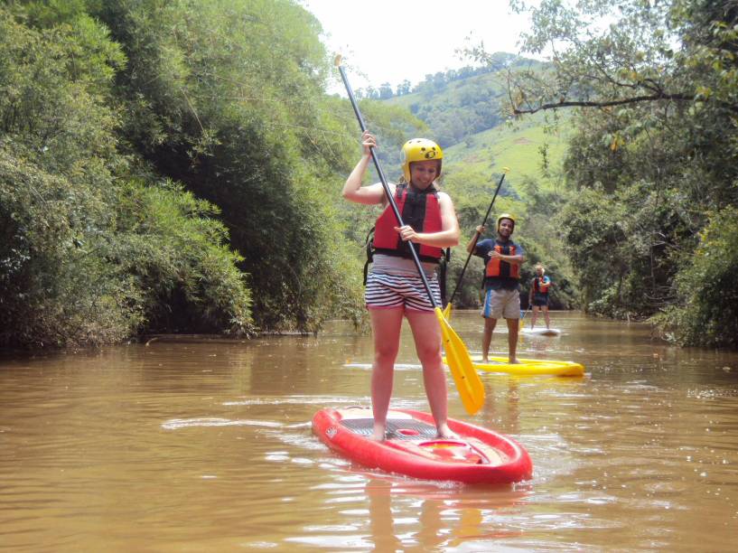 Quando a correnteza do Rio do Peixe está calma demais para a prática do rafting, é possível treinar o esporte da moda: stand up paddle (também conhecido como SUP)