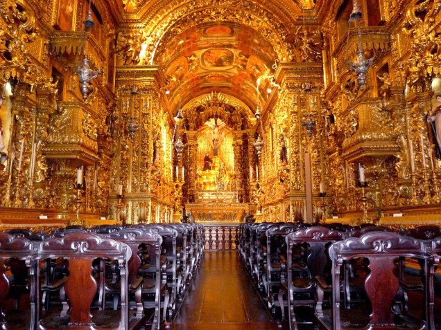 Os detalhes barrocos são inúmeros, boa parte entalhada em cedro por Francisco Xavier de Brito (mestre de Aleijadinho) e revestida com folhas de ouro