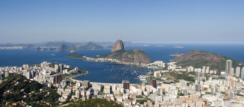 <strong>2. <a href="https://viajeaqui.abril.com.br/estabelecimentos/br-rj-rio-de-janeiro-atracao-pao-de-acucar" rel="Pão de Açúcar" target="_blank">Pão de Açúcar</a></strong>            O passeio de bondinho no Pão de Açúcar é um dos roteiros clássicos, junto com o Cristo Redentor, de turistas no Rio de Janeiro. Os carrinhos dependurados em cabos de aço transportam os passageiros entre o Pão de Açúcar, que tem 396 metros de altura, e o Morro da Urca, com 227 metros