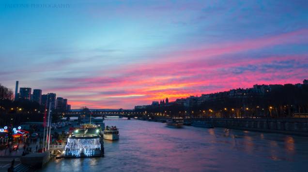 O Rio Sena (foto) dá um toque final ao cenário cinematográfico da cidade de Paris. O passeio de barco por aqui é, com certeza, um dos mais famosos do mundo