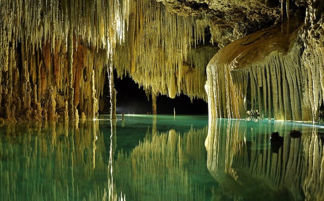 <strong>3. Río Secreto</strong>Aqui rola uma experiência imperdível: mergulho em uma caverna de delicada e rara beleza modelada por um rio subterrâneo