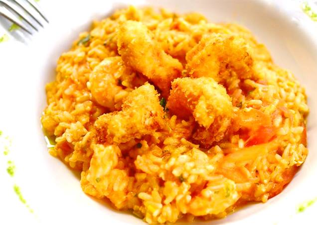 <strong><a href="https://viajeaqui.abril.com.br/estabelecimentos/br-pe-fernando-de-noronha-restaurante-varanda" rel="Restaurante Varanda" target="_blank">Restaurante Varanda</a>, <a href="https://viajeaqui.abril.com.br/cidades/br-pe-fernando-de-noronha" rel="Fernando de Noronha" target="_self">Fernando de Noronha</a>, <a href="https://viajeaqui.abril.com.br/estados/br-pernambuco" rel="Pernambuco" target="_self">Pernambuco</a></strong> O restaurante tem ambiente agradável, com vista parcial para a linda Enseada da Caieira. Receitas criativas são o grande destaque da casa, com opções diversas de peixes e frutos do mar. Prove o <strong>risoto de camarão crocante</strong>, o bobó de lagosta ou o filé de peixe empanado na farinha de castanha. Se quiser optar por carnes, escolha a picanha agridoce com pirão de queijo e farofa matuta <em><a href="https://www.booking.com/city/br/fernando-de-noronha.pt-br.html?aid=332455&label=viagemabril-restaurantes-no-nordeste" rel="Veja preços de hotéis em Fernando de Noronha no Booking.com" target="_blank">Veja preços de hotéis em Fernando de Noronha no Booking.com</a></em> <strong><a href="https://viajeaqui.abril.com.br/estabelecimentos/br-pe-fernando-de-noronha-restaurante-varanda" rel="Restaurante Varanda" target="_blank">Restaurante Varanda</a>, <a href="https://viajeaqui.abril.com.br/cidades/br-pe-fernando-de-noronha" rel="Fernando de Noronha" target="_self">Fernando de Noronha</a>, <a href="https://viajeaqui.abril.com.br/estados/br-pernambuco" rel="Pernambuco" target="_self">Pernambuco</a></strong> O restaurante tem ambiente agradável, com vista parcial para a linda Enseada da Caieira. Receitas criativas são o grande destaque da casa, com opções diversas de peixes e frutos do mar. Prove o <strong>risoto de camarão crocante</strong>, o bobó de lagosta ou o filé de peixe empanado na farinha de castanha. Se quiser optar por carnes, escolha a picanha agridoce com pirão de queijo e farofa matuta <em><a href="https://www.booking.com/city/br/fernando-de-noronha.pt-br.html?aid=332455&label=viagemabril-restaurantes-no-nordeste" rel="Veja preços de hotéis em Fernando de Noronha no Booking.com" target="_blank">Veja preços de hotéis em Fernando de Noronha no Booking.com</a></em>