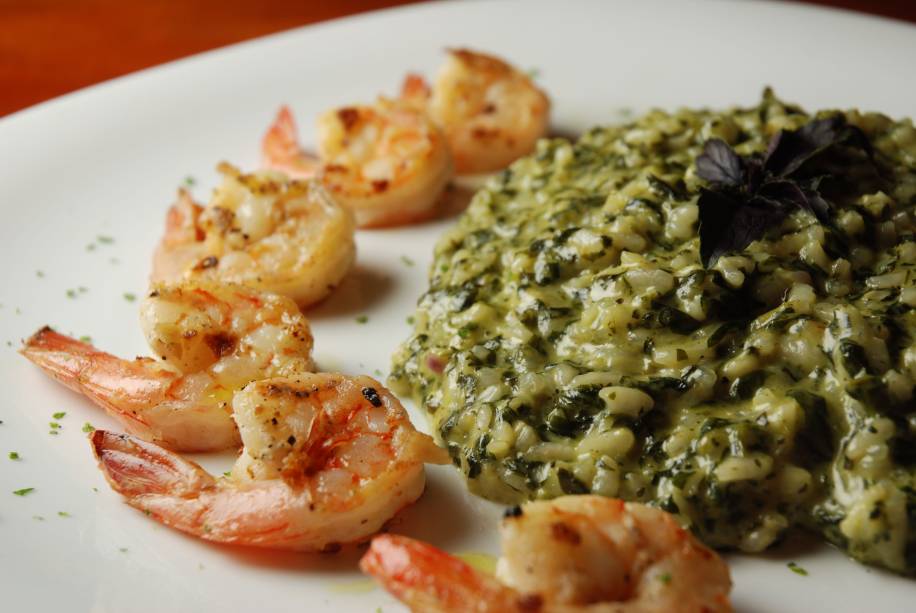 Risoto de espinafre e camarões grelhados da Creperia e Bar Anjo Solto, em Recife, Pernambuco
