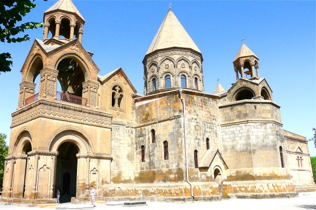 Situada em uma região montanhosa, a Armênia tem construções que evidenciam suas raízes no Cristianismo. Na antiguíssima Vagharshapat, há a emblemática Catedral de Etchmiadzin, datada do século V. Linda e bem preservada, ela é um dos cartões-postais mais emblemáticos do país, sendo considerada a catedral mais antiga do mundo.