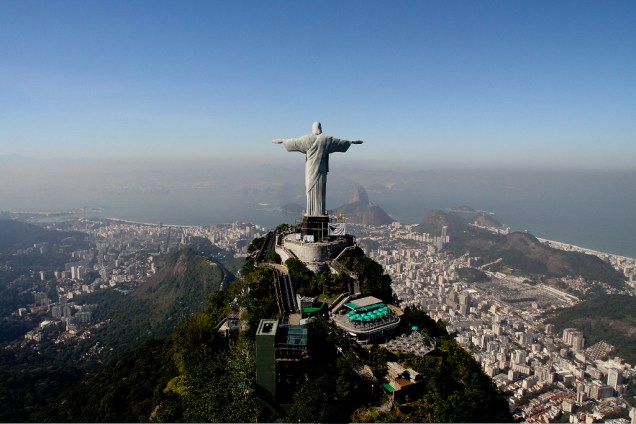 Cristo Redentor, no mirante do Morro do Corcovado, abençoando o Rio de Janeiro. Uma visão inesquecível da Cidade Maravilhosa.