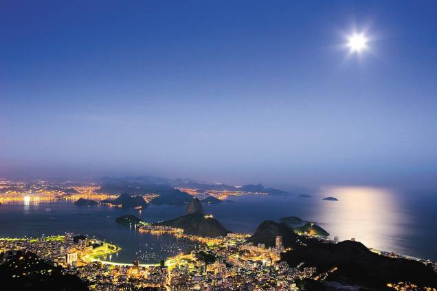 Anoitecer no Rio de Janeiro (RJ) com o Morro do Pão de Açúcar, Baía de Guanabara e Enseada de Botafogo.