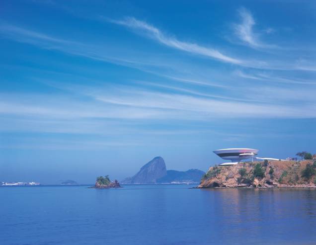 Antiga capital do estado fluminense, Niterói (rj) surpreende com belas praias de mar aberto, pelo conjunto arquitetônico projetado por Oscar Niemeyer, com destaque para o MAC, e pelos hotéis que abriga. Antiga capital do estado fluminense, Niterói (rj) surpreende com belas praias de mar aberto, pelo conjunto arquitetônico projetado por Oscar Niemeyer, com destaque para o MAC, e pelos hotéis que abriga.