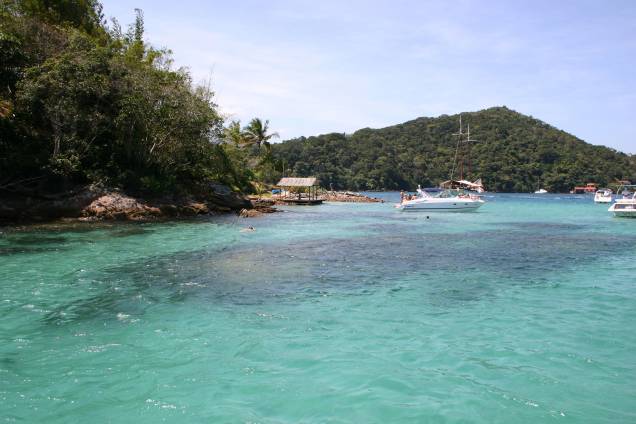 A Lagoa Azul em Ilha Grande (RJ) é uma enseada de águas calmas e cristalinas. Snorkel e nadadeira são suficientes para aproveitar o lugar, que é repleto de peixes. A Lagoa Azul em Ilha Grande (RJ) é uma enseada de águas calmas e cristalinas. Snorkel e nadadeira são suficientes para aproveitar o lugar, que é repleto de peixes.