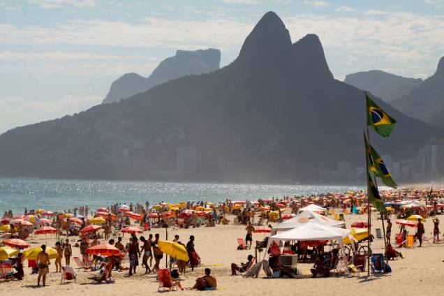 A praia de Ipanema é reduto de jovens de corpos sarados e é um dos lugares onde a paquera rola solta no Rio de Janeiro
