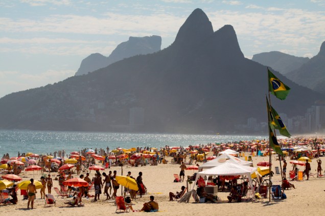 Na Praia de Ipanema surgiram modas, turmas e manias – do vôlei de praia a grupos de teatro, do biquíni à tanga de crochê.
