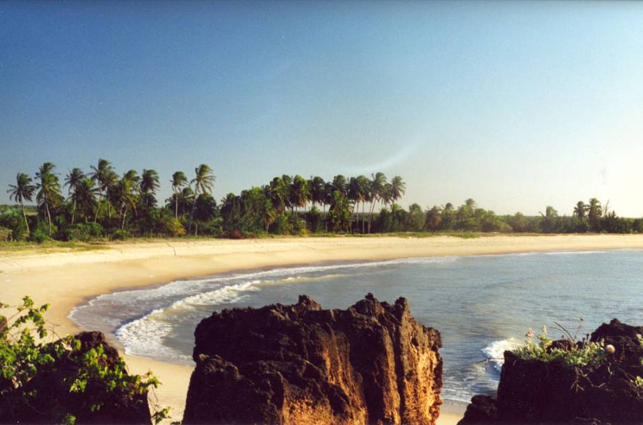 A Praia de Tourinhos é semideserta, tem areia fofa e recifes, que na maré cheia ganham jatos d’água chamados “suspiros de baleia”