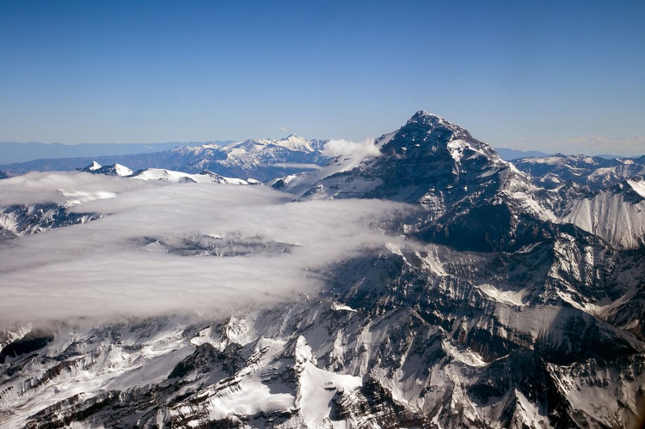 <strong>Aconcágua, <a href="https://viajeaqui.abril.com.br/paises/argentina" rel="Argentina" target="_blank">Argentina</a></strong>Os turistas que visitam os vinhedos de <a href="https://viajeaqui.abril.com.br/cidades/ar-mendoza" rel="Mendoza" target="_blank">Mendoza</a> certamente já se depararam com a mais alta montanha do planeta fora da Ásia. Com seu pico a 6962 metros de altitude, o Aconcágua já protagonizou até um desenho da <strong>Disney</strong>, <em>Pedro </em>(1943), sobre as aventuras de um aviãozinho