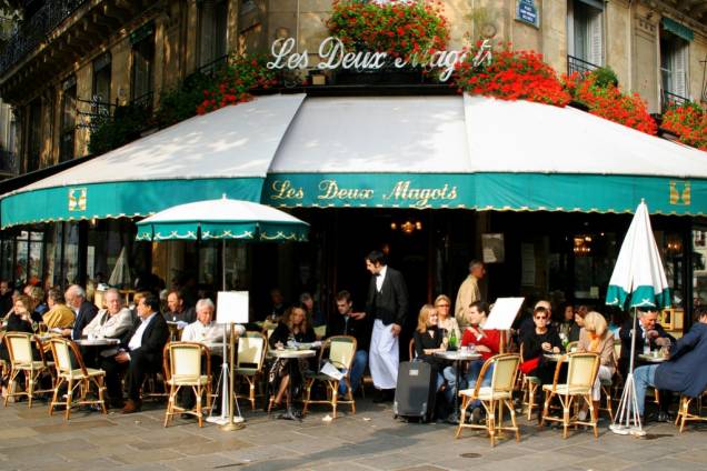 O Café Deux Magots é um dos mais célebres e frequentados por turistas na Rive Gauche de Paris O Café Deux Magots é um dos mais célebres e frequentados por turistas na Rive Gauche de Paris