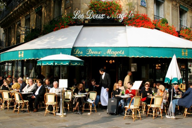O Café Deux Magots é um dos mais célebres e frequentados por turistas na Rive Gauche de Paris