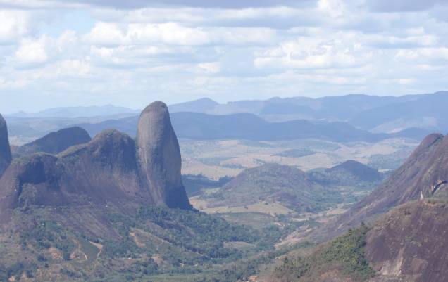 As formações de granito mais famosas são o cartão-postal Pedra Camelo (foto), com seus 720 metros de altura; e a Pedra Agulha, que tem 500 metros de altura As formações de granito mais famosas são o cartão-postal Pedra Camelo (foto), com seus 720 metros de altura; e a Pedra Agulha, que tem 500 metros de altura