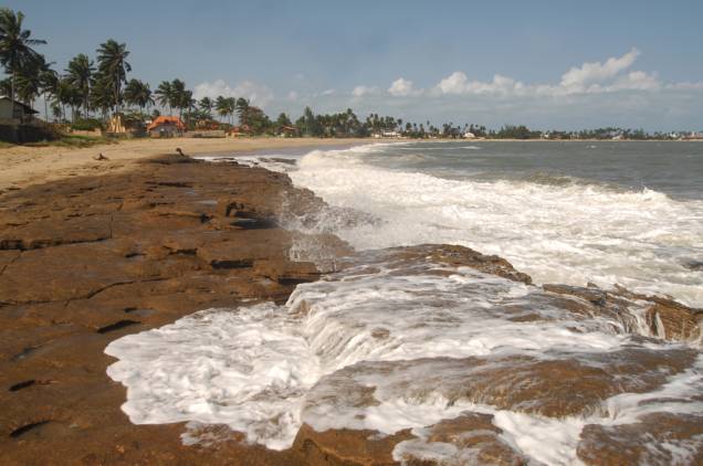 A Praia das Cacimbas, em Porto de Galinhas, tem uma faixa de areia íngreme e uma barreira de pedras que forma uma piscina natural A Praia das Cacimbas, em Porto de Galinhas, tem uma faixa de areia íngreme e uma barreira de pedras que forma uma piscina natural