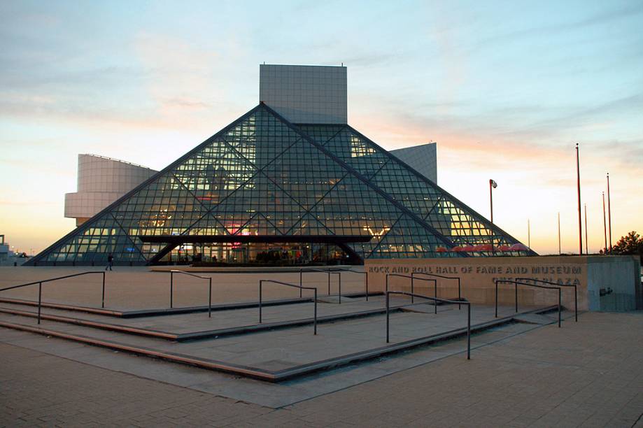 <strong><a href="https://rockhall.com/" target="_blank" rel="noopener">Rock & Roll Hall of Fame</a>, Cleveland, Ohio, <a href="https://viajeaqui.abril.com.br/paises/estados-unidos">Estados Unidos</a></strong>O museu abriu em 1995, após 12 anos de construção, e exibe instrumentos, manuscritos originais e seções multimídia com grandes hits do rock. Um ano antes da estreia, Yoko Ono doou vários objetos de John Lennon, como letras de músicas, óculos, uma jaqueta de couro usada em Hamburgo, Alemanha, e a guitarra com a qual tocou no show dos Beatles no Shea Stadium em 1965. O espaço já recebeu mais de 8 milhões de visitantes e, na comemoração de abertura, shows grandiosos de Bob Dylan, Aretha Franklin, Johnny Cash, Chuck Berry, Bruce Springsteen, entre outros