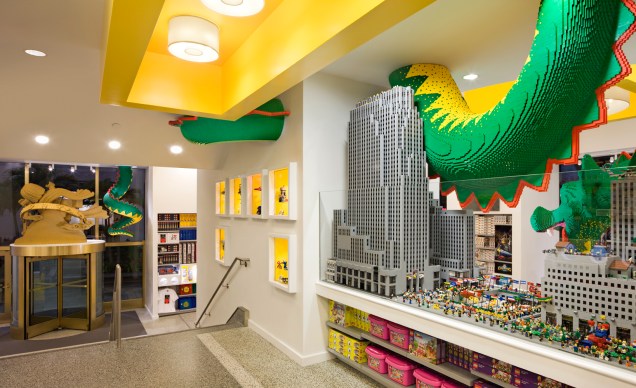 <strong>Lego Store </strong><em>(Rockefeller Center, 620) </em>    A loja oficial da Lego garante diversão para todas as idades. Maquetes e esculturas, feitas de Lego – claro, chamam a atenção dos visitantes. Assim como a imensa variedade de peças e a possibilidade de escolher suas preferidas em uma espécie de self-service de Lego