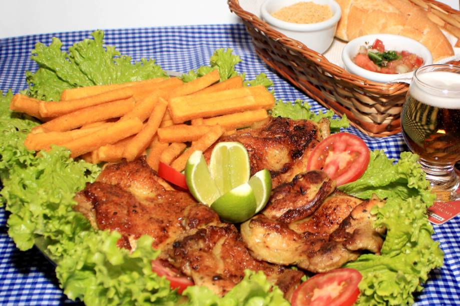 O Frango Atropelado - sobrecoxa de frango temperada e grelhada, prensada na chapa - é o tira-gosto do bar <strong>Roda Viva</strong>, em <a href="https://viajeaqui.abril.com.br/cidades/br-sp-ribeirao-preto" rel="Ribeirão Preto" target="_blank"><strong>Ribeirão Preto</strong></a>, que participa do concurso gastronômico <strong>Comida di Buteco. </strong><em>Rua Amazonas, 1520, Campos Elíseos, (16) 3236-5039, 2ª/sáb 17h/1h.</em> O Frango Atropelado - sobrecoxa de frango temperada e grelhada, prensada na chapa - é o tira-gosto do bar <strong>Roda Viva</strong>, em <a href="https://viajeaqui.abril.com.br/cidades/br-sp-ribeirao-preto" rel="Ribeirão Preto" target="_blank"><strong>Ribeirão Preto</strong></a>, que participa do concurso gastronômico <strong>Comida di Buteco. </strong><em>Rua Amazonas, 1520, Campos Elíseos, (16) 3236-5039, 2ª/sáb 17h/1h.</em>