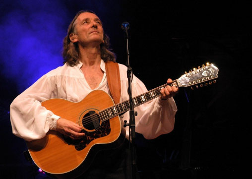 <strong>ROGER HODGSON</strong><br />      <br />      Ex-vocalista da banda <strong>Supertramp</strong>, o cantor Roger Hodgson é autor das músicas mais importantes do grupo, como <em>The Logical Song, Dreamer, Give a Little Bit </em>e <em>Breakfast in America</em>. Alguns críticos musicais dizem que a sua voz atual, ao vivo, está bem melhor que as gravações da década de 70.            <strong>Onde e Quando:</strong> Porto Alegre (RS), dia 22, no Teatro do Bourbon Country. São Paulo, dia 26, Via Funchal. Belo Horizonte (MG), dia 27, no Chevrolet Hall. Brasília, dia 28, no Auditório Master do Centro de Convenções. Rio de Janeiro, dia 30, no Vivo Rio. Ainda há chances de confirmarem os seguintes shows: Florianópolis (SC), dia 21 de abril; Curitiba (PR), dia 24; Recife (PE), dia 3 de maio; Fortaleza (CE), dia 4; e Campinas (SP), dia 5            <strong>Ingressos: </strong>para os shows do Rio de Janeiro, Porto Alegre e Brasília, no site <a href="https://www.ingressorapido.com.br/BuscaPrincipal.aspx?pesq=Roger%20Hodgson" rel="Ingresso Rápido" target="_blank">Ingresso Rápido</a>. Os de São Paulo estão à venda no site do <a href="https://viafunchal.com.br/shows.asp?ID=541" rel="Via Funchal" target="_blank">Via Funchal</a>. Os ingressos para o show de BH estão no <a href="https://premier.ticketsforfun.com.br/shows/show.aspx?sh=ROGERHOD12 " rel="Tickets for Fun" target="_blank">Tickets for Fun</a>