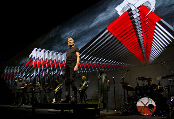 <strong>ROGER WATERS</strong><br />              <br />              Show imperdível para os devotos do rock clássico: Roger Waters, um dos fundadores do <strong>Pink Floyd</strong>, tocará o famoso álbum <em>The Wall </em>em três cidades brasileiras. Waters também desenvolveu imagens dinâmicas para ilustrar a história e as canções, tudo isso em um muro com mais de 137 metros de largura que forma um telão.                            <strong>Onde e Quando: </strong>Porto Alegre, dia 25 de março, Beira Rio. Rio de Janeiro, dia 29, no Engenhão. Em São Paulo, dias 1º e 3 de abril, no Morumbi                            <strong>Ingressos:</strong> site <a href="https://premier.ticketsforfun.com.br/shows/show.aspx?sh=THEWALLU12 " rel="Tickets for Fun " target="_blank">Tickets for Fun</a>