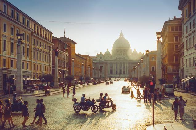 A Piazza San Pietro, sob o sol do verão em Roma