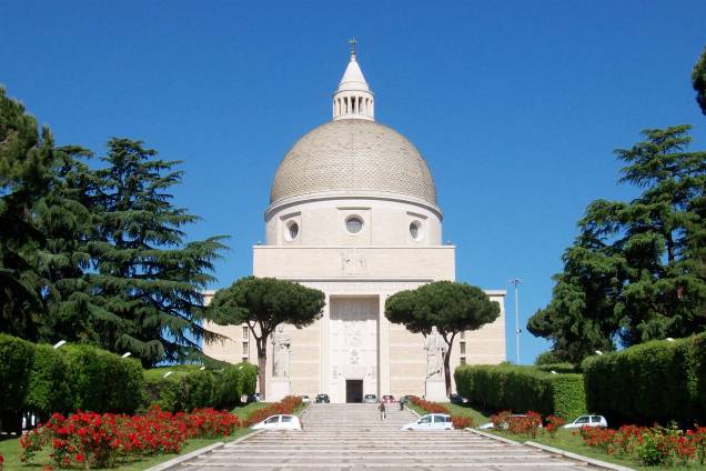 O bairro é plano, mas a Basilica del Santi Pietro e Paolo, fundada em 1930, fica no alto de um monte
